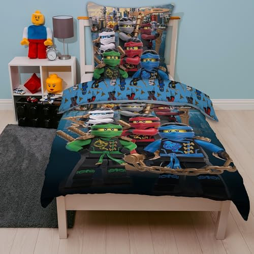 Character World Lego Ninjago Bettwäsche Set für Jungen · Kinderbettwäsche 135x200 80x80 cm aus 100% Baumwolle mit Reißverschluss · Motiv Assemble mit Ninjagos und Meister Wu