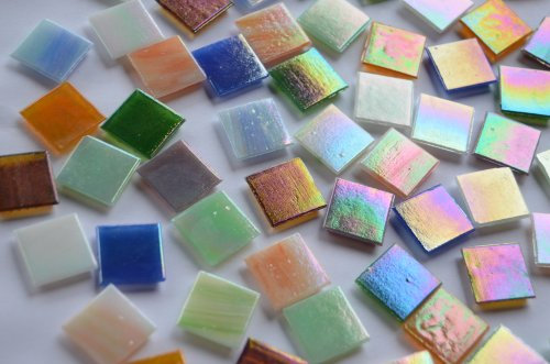 Bazare Masud e.K. 50 Stück Glas Mosaiksteine Buntmix 2x2cm mit Regenbogenschimmer ca. 145g, Perlmutt Effekt