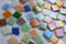 Bazare Masud e.K. 50 Stück Glas Mosaiksteine Buntmix 2x2cm mit Regenbogenschimmer ca. 145g, Perlmutt Effekt