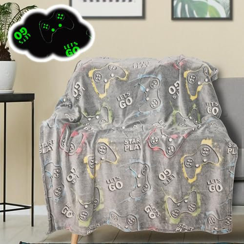 AVJWWD Kuscheldecke Kinder Decke Leuchtet im Dunkeln Grau Leuchtende Flanelldecke mit Sterne Monde Rakete Luftschiffe Muster Weiche Bett-Decke Kinderdecke Sofadecke für Mädchen (Gamed A, 130x150cm)
