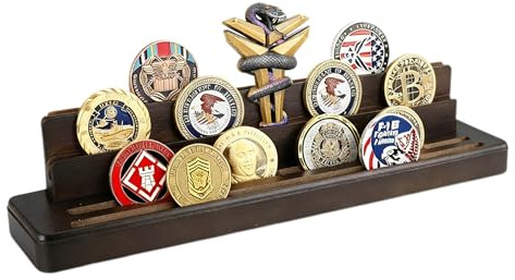 Coin Holder Massivholz Braun 4 Ebenen für 15-18 Münzen Schräges Design | Schräger Aufbau zeigt 15-18 Münzen auf vier Ebenen; die offene Holzablage hält Challenge Coins auf Regal oder Tisch sichtbar