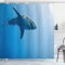 ABAKUHAUS Hai Duschvorhang, Fische im Ozean Schwimmen, Stoffliches Gewebe Badezimmerdekorationsset mit Haken, 175 x 180 cm, Hellblau
