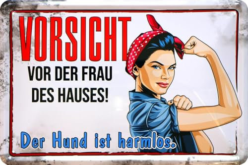 WOGEKA ART Retro Blechschild - Vorsicht vor der Frau des Hauses - witziger Spruch als Geschenk-Idee zum Geburtstag Weihnachten zur Dekoration 20x30 cm Vintage-Design Metall 1331