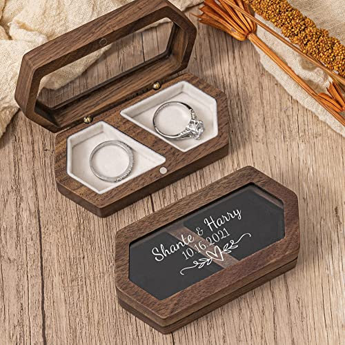 KEMEILA Benutzerdefinierte Eheringschatulle | Gravierte Holzringbox | Doppelschlitz-Ringbox-Vorschläge | Benutzerdefinierte rustikale Ringträgerbox | Romantisches Geschenk für Frau, Braun, WB2023513