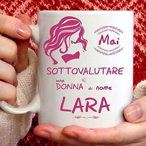Tazza Lara divertente. Adatta per colazione, the, tisana, caffè, cappuccino. Gadget tazza personalizzata: Mai sottovalutare una donna di nomeLara. Anche come idea regalo originale e simpatica