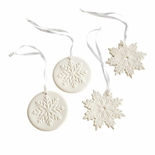 Loberon Anhänger 4er Set Jorval, Kunstvolles Schneeflocken-Design, Zwei Motive, Christbaumschmuck, Weihnachten, Weihnachtsdeko, Porzellan, Polyester, weiß