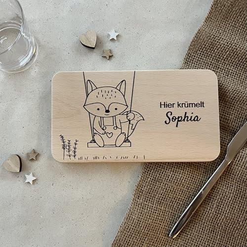DwieDeko® – Kinder Frühstücksbrettchen personalisiert aus Holz - Hier krümelt Brettchen mit Namen - Geschenk Taufe Mädchen & Jungen