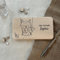 DwieDeko® – Kinder Frühstücksbrettchen personalisiert aus Holz - Hier krümelt Brettchen mit Namen - Geschenk Taufe Mädchen & Jungen