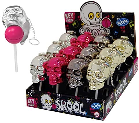 WOM Skool | Erdbeer Lutscher in Metallischen Farbigen Totenkopf Schlüsselanhänger | Thekendisplay 12 Erbeer-Lollis | 4 Farben Verschiedener Schädel