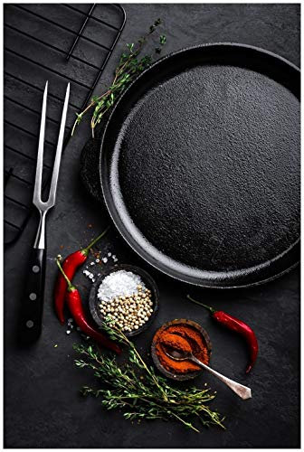 Wallario Glasbild Chili und Pfeffer - Gewürze neben Einer Eisenpfanne - 60 x 90 cm Wandbilder Glas in Premium-Qualität: Brillante Farben, freischwebende Optik