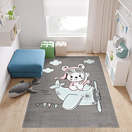TAPISO Baby Teppich Kinderteppich Kurzflor Grau Blau Taupe Weiß Rosa Flugzeug Bär Wolken Kinderzimmer Modern 140 x 200 cm