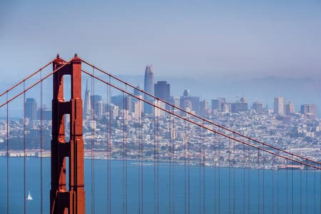 adrium Leinwand-Bild 140 x 90 cm: Einer der Türme der Golden Gate Bridge; Die Skyline von San Francisco im Hintergrund sichtbar;(112487649)