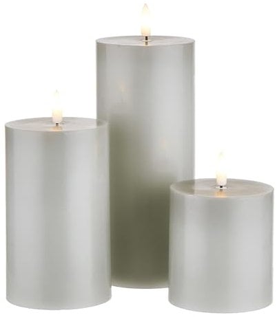 BUTLERS 3er Set LED-Kerzen mit Timerfunktion -Nordic Light- Elektrische Echtwachs-Kerzen mit flackernder Flamme und Fernbedienung | Flammenlose Stumpenkerzen Lichter Batterie-betrieben