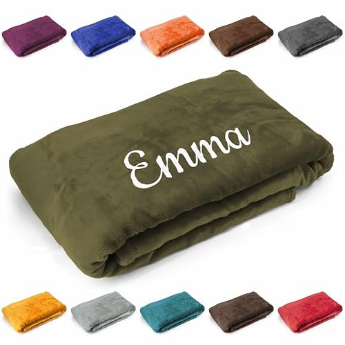 Deitert Kuscheldecke mit Namen oder Wunschtext Bestickt, 200cm x 150cm, extra weiche und gemütliche Sofadecke/Wohndecke, hochwertiges Fleece, personalisiertes Geschenk (Grün)
