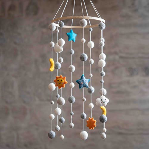 naturling Baby Mobile aus Filz mit Holz - leuchtend bunte Aufhänger für Wickeltisch Babybett (Sonne, Mond & Sterne)