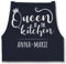 Schürze - Kochschürze Damen Frauen - Queen of the Kitchen mit Name I Küchenchefin I Chefköchin - 85x69 - Navy Blau - koch schürzen küche kochen kochschürzen mama kochschuerze