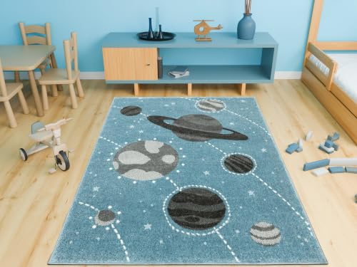 AKCILA Lima Kinderteppich Blau Grau mit Planeten und Sternen 140x190 cm | weicher moderner Teppich für Kinderzimmer, pastellfarbenes Weltraum Design, Kinderteppich in verschiedene Größen
