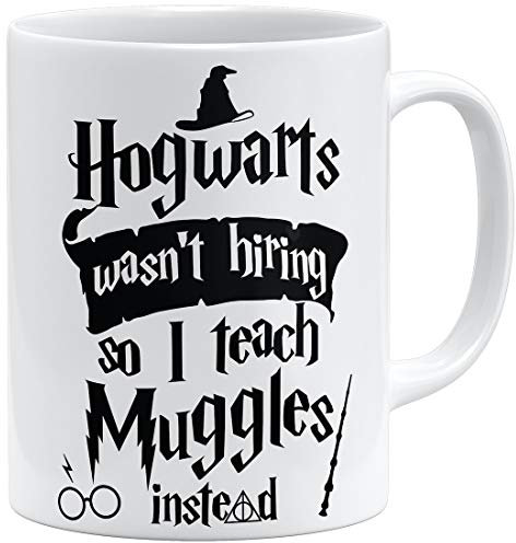 OM3® Hogwarts wasn't hiring so I teach muggles instead Kaffee-Tasse | Keramik Becher | 11oz 325ml | Beidseitig Bedruckt | Weiss