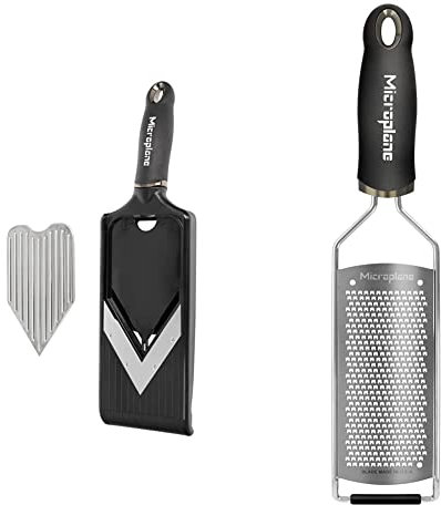 Microplane Verstellbarer Gemüsehobel mit V-Klinge und Julienneklingen-Einsatz mit Edelstahlklingen inkl. Fingerschutz & Küchenreibe Fein für Hartkäse, Zitrusfrüchte, Knoblauch