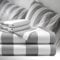 bo&button® Luxus Mako Satin Bettwäsche Set, 100% Bio Baumwolle (Long Staple 300), ALLE GRÖßEN, seidig weich & zeitlos schön, Set 200x200 cm + (2X) 80x80 cm (3-TLG.) - Striped Stone Streifen