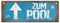 Zum Pool geradeaus Metallschild L in 10,5x28cm in Rostoptik