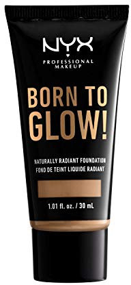 NYX Professional Makeup Born to Glow Radiant Foundation, Schillerndes Finish, Aufbaufähige mittlere Deckkraft, Vegane Formel, Farbton: Caramel
