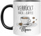 TassenTicker - Verrückt nach Kaffee - Tasse personalisiert mit Namen - Kaffeetasse mit Spruch - lustige Geschenkidee - Kaffeeliebhaber - Geburtstagsgeschenk (Schwarz)