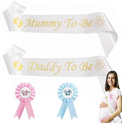 BEIIEB Set di 4 decorazioni per baby shower, accessori per feste per bambini, con scritta in lingua inglese Mummy To Be And Daddy To Be Satin Sash Badge