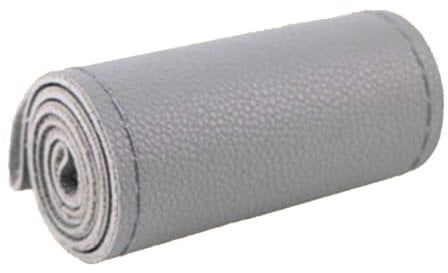 DIY Lenkradbezüge aus weichem Faserleder auf dem Lenkrad des Autos mit Nadel und Faden Innenzubehör grau