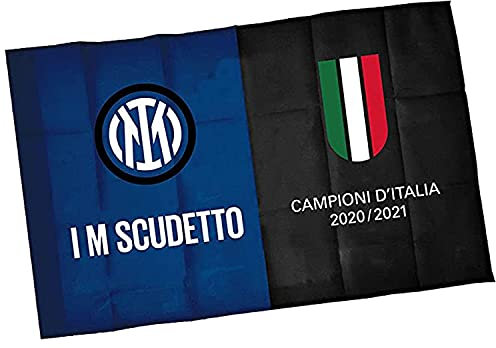 Bandiera Inter Modello 2021. I'm Scudetto. Campioni D'Italia 2021. Modello Grande. Dimensione 140x220. Colore Nero Azzurro. Prodotto su licenza ufficiale del club.