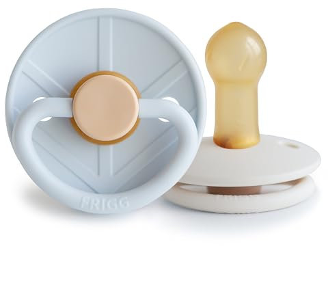 FRIGG Little Viking Latex Schnuller | 2'er Packung | Naturkautschuk | BPA-Frei | Hergestellt in Dänemark | Symmetrischer Sauger in Kirschform | (Powder Blue/Cream, Größe 2 (6-18 Monate))