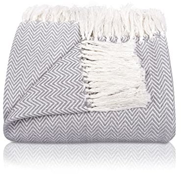 Gräfenstayn Premium Tagesdecke mit Fransen - 100% Baumwolle - 150 x 200 cm - Fischgrätenmuster Sommerdecke - Baumwolldecke als Bett-Überwurf, Couch-Überwurf, Sofa-Decke (Grau)