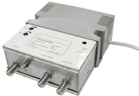 Amplificador de Antena para Sistemas colectivos, Potencia 25 dB, bajo Ruido, Alimentado por Cable; Mejora la señal y Cobertura en instalaciones.