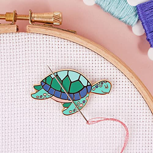Caterpillar Cross Stitch Needle Minder – Schildkröte für Kreuzstich, Nähen, Stickerei und Handarbeit, Zubehör, Emaille und Magnet