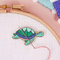 Caterpillar Cross Stitch Needle Minder – Schildkröte für Kreuzstich, Nähen, Stickerei und Handarbeit, Zubehör, Emaille und Magnet