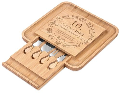 Maverton Käsebrett Servierplatte mit Gravur + 4er Käsemesser Set, aus Holz | 34X34cm, Geschenke für Paare zur Hochzeit zum Hochzeitstag, Rosenhochzeit