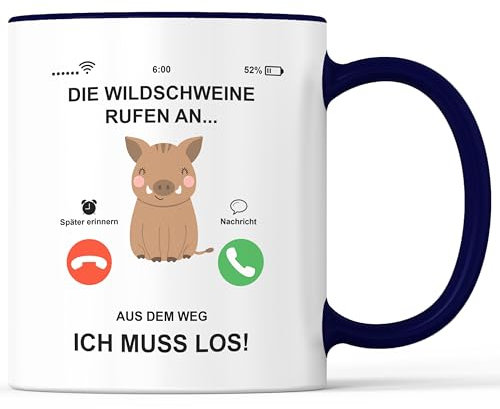 Kaffeebecher mit Spruch Die Wilschweine rufen an Jagd Jäger Jagdhütte - lustiges Geschenk - Kaffeetasse als Geschenkidee - Becher bzw. Tasse 330ml - Weiß-Blau