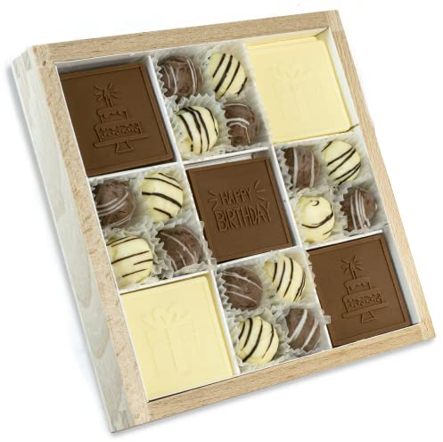 CHOCO SECRETS Happy Birthday Pralinenbox mit 16 Vanille und Macadamia Pralinen sowie 15 geprägten Schokoladentäfelchen mit Geburtstagsmotiven - Schokolade-Geschenk in edler Holzbox