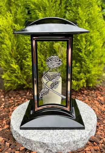 Grablampe Grablaterne mit Rosen-Motiv 27 cm H. Silber Farbe Grabkerze Kerze Grabkerze Grablicht Gartenlampe Laterne inkl. Kerze.