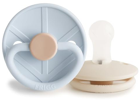 FRIGG Little Viking Silikon Schnuller | 2'er Packung | Silikon Sauger | BPA-Frei | Hergestellt in Dänemark | Symmetrischer Sauger in Kirschform | (Powder Blue/Cream, Größe 1 (0-6 Monate))