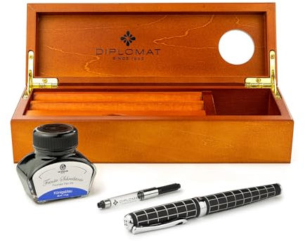 Diplomat Excellence A+ Raute guillochiert lapis schwarz, Edelstahlfeder M, Füllhalter-Set mit Füllhaltertinte im Tintenglas, Tintenkonverter und Stifteablage aus Holz, Schreibset