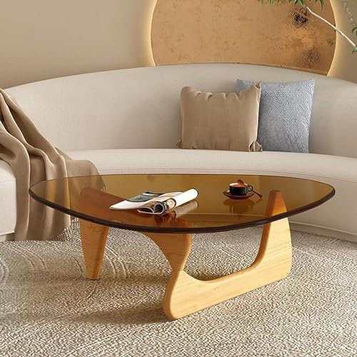 Moderna mesa de centro triangular de cristal con tapa de cristal de color té de estilo de mediados de siglo y patas de madera maciza de color tronco, 127 x 91 x 40 cm