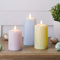 Lights4fun 3er Set LED TruGlow® Echtwachs Kerzen batteriebetrieben mit Fernbedienung und Timer Osterdeko Innen Wohnzimmer Modern Pastell Gelb Hellblau Rosa [Energieklasse A+++]