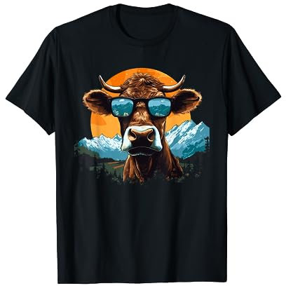 Eine Kuh mit Brille in den Bergen T-Shirt