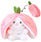 VOSSOT Hasen Verstecken, Erdbeerhasen Kissen Plüschtier, Osterhase Gefülltes Plüschtier Hase, Hasenpuppe, Hasenplüsch, Hasenplüschtier, Eingewickelt in Erdbeergeschenke, 18 cm Hoch (Katze)