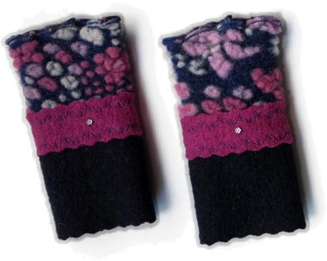 Armstulpen/Pulswärmer: Walkwolle (Walkloden, Kochwolle) in Nacht-Blau und in Orchidee-Ton, dehnbare Walkwolle (Strickwalk) in Nachtblau (floraler Motiv in Weiß und Rosa); Charm (winziges Blumchen)
