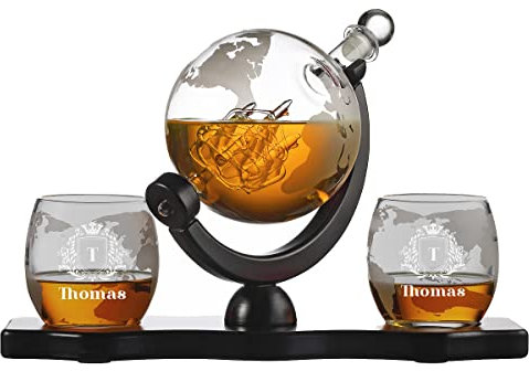 4-TLG Whisky Geschenkset personalisiert - 1x Globus Karaffe 850 ml, 2X Whiskyglas 320 ml, 1x Holztablett - echte Whiskey-Liebhaber und Genießer - für Scotch, Bourbon, Rum - Motiv Ornament