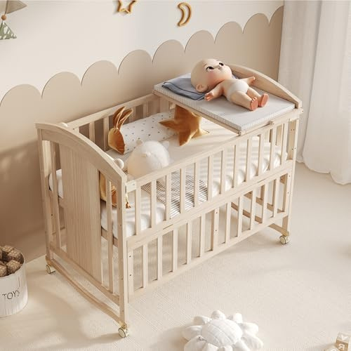 QSOST Babybett multifunktional 120x60 cm mit Wickelkommode & Rollen, ausziehbar auf 162 cm, Beistellbett mit faltbarem Regal, Baby Bett aus Holz Natur, ohne Matratze