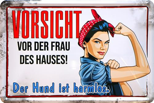 WOGEKA ART Retro Blechschild - Vorsicht vor der Frau des Hauses - lustiger Spruch als Geschenk-Idee zur Deko, 20 x 30 cm, aus Metall im Vintage Design 668