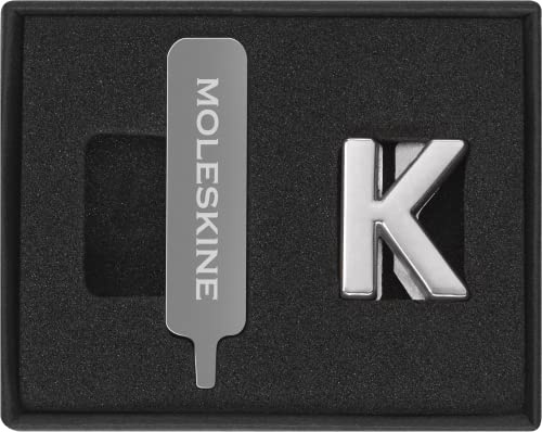 Moleskine-Anstecknadel für Notizbuch oder Agenda, Buchstabe K, Buchstaben-Anstecknadel, Personalisiere den Verschluss mit einem Gummiband, Personalisierte Geschenkideen, Silberfarbe